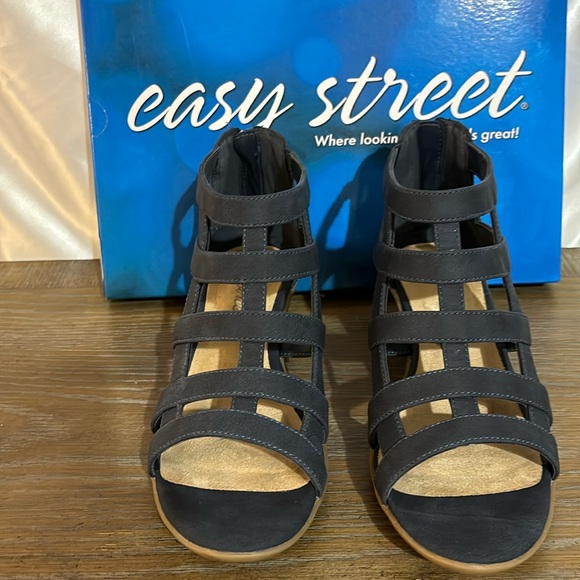 Easy Street women’s navy suede look shoes. Zips up the back. Size 7M - Picture 2 of 7